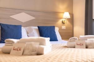 A bed or beds in a room at Kaliè Rooms Guest House
