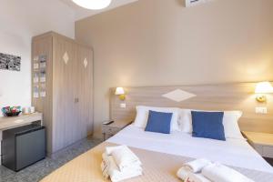 A bed or beds in a room at Kaliè Rooms Guest House