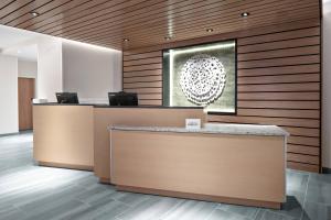 an office lobby with a reception desk and a picture at Fairfield Inn & Suites by Marriott Lake Geneva in Lake Geneva +17 photos
