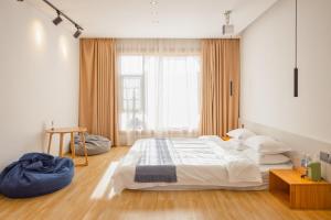 Voodi või voodid majutusasutuse Shangri-La Jinwushe Boutique Inn toas