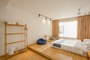 Voodi või voodid majutusasutuse Shangri-La Jinwushe Boutique Inn toas