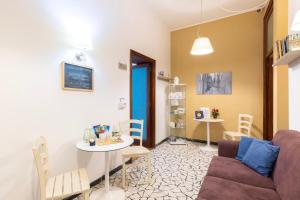 A television and/or entertainment centre at Kaliè Rooms Guest House