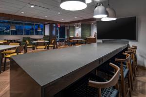 un bar in un ristorante con sedie e TV a schermo piatto di Fairfield Inn & Suites by Marriott Klamath Falls a Klamath Falls Altre 27 foto