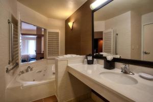Koupelna v ubytování Fairfield Inn and Suites by Marriott McAllen