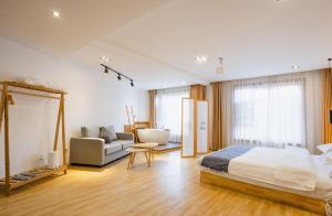 Voodi või voodid majutusasutuse Shangri-La Jinwushe Boutique Inn toas