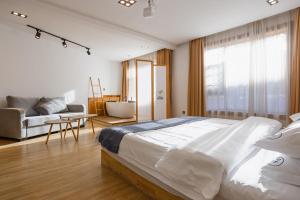 Voodi või voodid majutusasutuse Shangri-La Jinwushe Boutique Inn toas