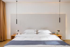 Voodi või voodid majutusasutuse Shangri-La Jinwushe Boutique Inn toas