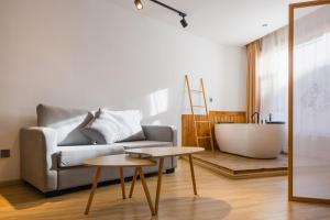 Voodi või voodid majutusasutuse Shangri-La Jinwushe Boutique Inn toas