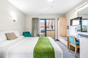 ファンガレイにあるBella Vista Motel Whangareiの大きなベッドと机があるホテルの部屋 +58枚の写真