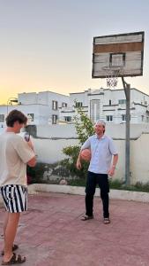 Oaspeți care stau la Basil Hostel