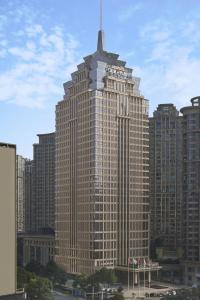 贵阳贵阳花溪福朋喜来登酒店的一座高大的建筑,上面有一座塔