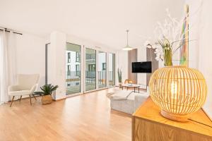 een woonkamer met een bank en een tv bij Apartment Nautilus in Seenähe in Friedrichshafen