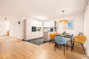 een keuken en eetkamer met een tafel en stoelen bij Apartment Nautilus in Seenähe in Friedrichshafen