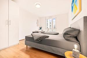 een slaapkamer met een groot bed in een kamer bij Apartment Nautilus in Seenähe in Friedrichshafen