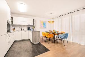 een keuken en eetkamer met een tafel en stoelen bij Apartment Nautilus in Seenähe in Friedrichshafen +21 foto's