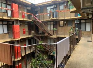 ein Apartmenthaus mit einer Seitentreppe in der Unterkunft 504 Lovely Cosy Private Studio Apartment Central in Melbourne + 9 Fotos