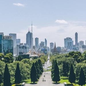 ein Park mit Bäumen und eine Stadt im Hintergrund in der Unterkunft 504 Lovely Cosy Private Studio Apartment Central in Melbourne