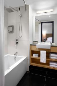 Ванная комната в Delta Hotels by Marriott Mont Sainte-Anne, Resort & Convention Center