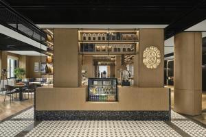 长春长春汽开区福朋喜来登酒店的大堂设有酒吧及饮料柜台