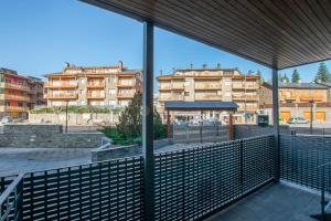 Rõdu või terrass majutusasutuses Hotel Llivia