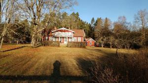 a large red house in the middle of a field at Påryds Bed & Breakfast in Påryd