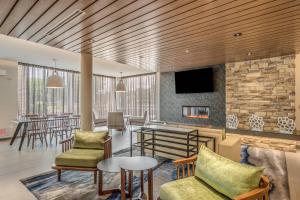 Μια τηλεόραση ή/και κέντρο ψυχαγωγίας στο Fairfield Inn & Suites Whitewater