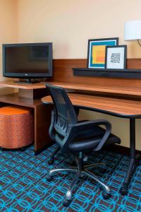 an office with a desk with a computer and a chair at Fairfield Inn & Suites by Marriott Galesburg in Galesburg