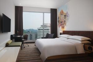 Ein Bett oder Betten in einem Zimmer der Unterkunft Four Points by Sheraton Kuala Lumpur, Chinatown