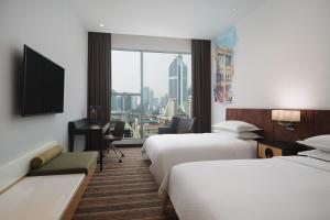 Ein Bett oder Betten in einem Zimmer der Unterkunft Four Points by Sheraton Kuala Lumpur, Chinatown