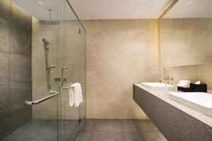 ein Badezimmer mit Dusche und Waschbecken in der Unterkunft Four Points by Sheraton Kuala Lumpur, Chinatown in Kuala Lumpur