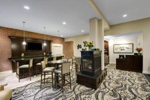 TV a/nebo společenská místnost v ubytování Fairfield Inn & Suites by Marriott Keene Downtown