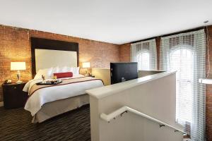 Postel nebo postele na pokoji v ubytování Fairfield Inn & Suites by Marriott Keene Downtown