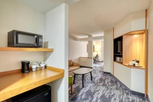 Kuchyň nebo kuchyňský kout v ubytování Fairfield Inn & Suites Woodbridge