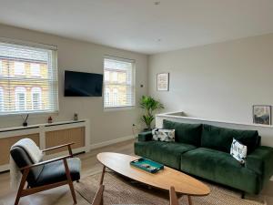 TV a/nebo společenská místnost v ubytování Sienna's 2 - bedroom apartment, London, N1.