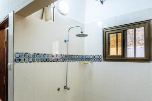 洛美Sublime modern villa的带淋浴和窗户的浴室 更多30张照片