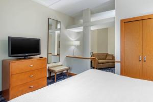 TV a/nebo společenská místnost v ubytování Fairfield Inn & Suites by Marriott Houston Conroe