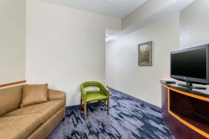 TV a/nebo společenská místnost v ubytování Fairfield Inn & Suites by Marriott Houston Conroe