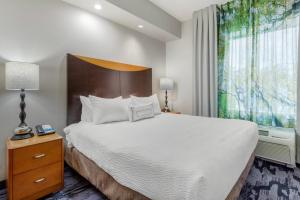 Postel nebo postele na pokoji v ubytování Fairfield Inn & Suites by Marriott Houston Conroe