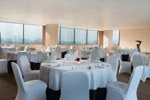 Um restaurante ou outro lugar para comer em Four Points by Sheraton Jakarta Thamrin
