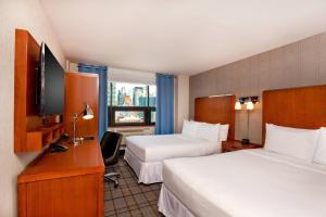 Postel nebo postele na pokoji v ubytování Four Points by Sheraton Midtown - Times Square