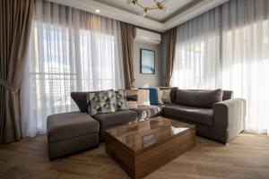 un soggiorno con un divano e un tavolino da caffè di Spartacus Apartments in Caesar Resort & SPA, Long Beach a Perivolia tou Trikomou
