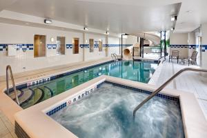 Bazén v ubytování Fairfield Inn & Suites by Marriott Toronto Brampton nebo v jeho okolí