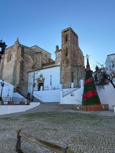 un albero di Natale davanti a un edificio di Apartamentos turísticos ilusiones a Cazalla de la Sierra
