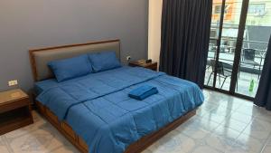 Un pat sau paturi într-o cameră la Chalong Paradise Guesthouse