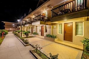 an empty courtyard of a house at night at Sterling Darjeeling in Darjeeling +100 photos