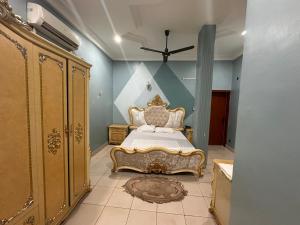 a bedroom with a king sized bed in a room at Résidence Nana Baco Djicoroni in Bamako