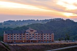 モーガンタウンにあるFairfield Inn by Marriott Morgantownの日没を背景にした大きなレンガ造りの建物