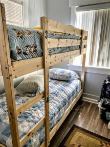 a bunk bed in a bedroom with a bunk bed in a room at Homes for Soul Los Angeles in Los Angeles