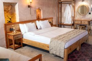 Giường trong phòng chung tại Cappadocia Alfa Cave Hotel