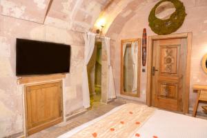 TV/trung tâm giải trí tại Cappadocia Alfa Cave Hotel